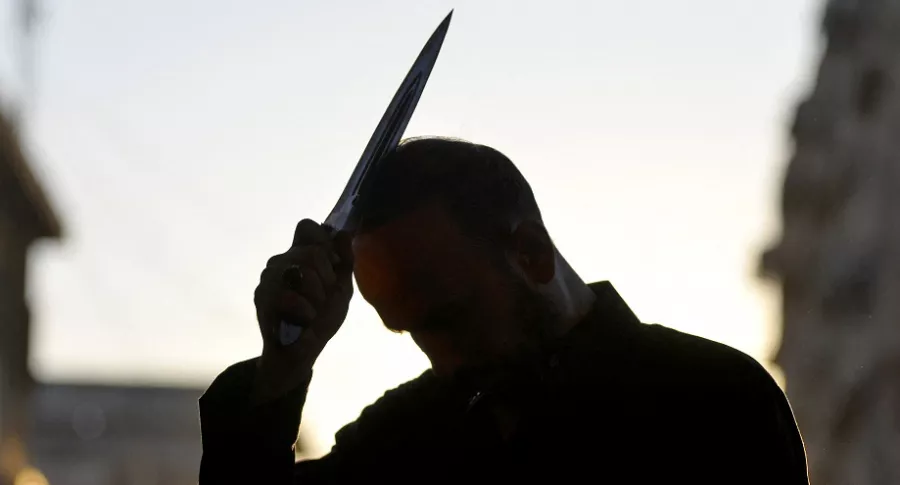 Imagen de hombre con puñal ilustra artículo Nueva Zelanda: Policía abatió a terrorista que apuñaló a seis personas