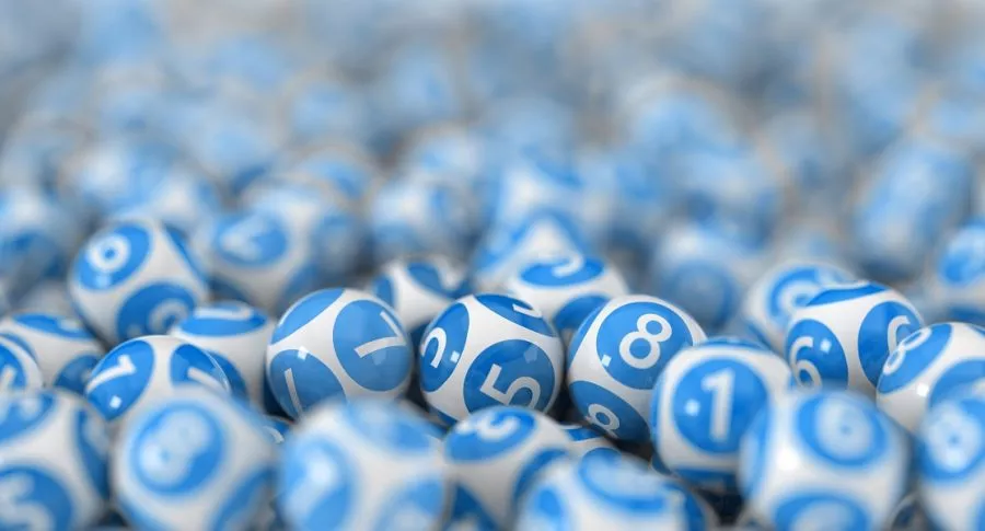Balotas azules con blanco ilustran qué lotería jugó anoche y resultados de las loterías de Medellín, Santander y Risaralda.