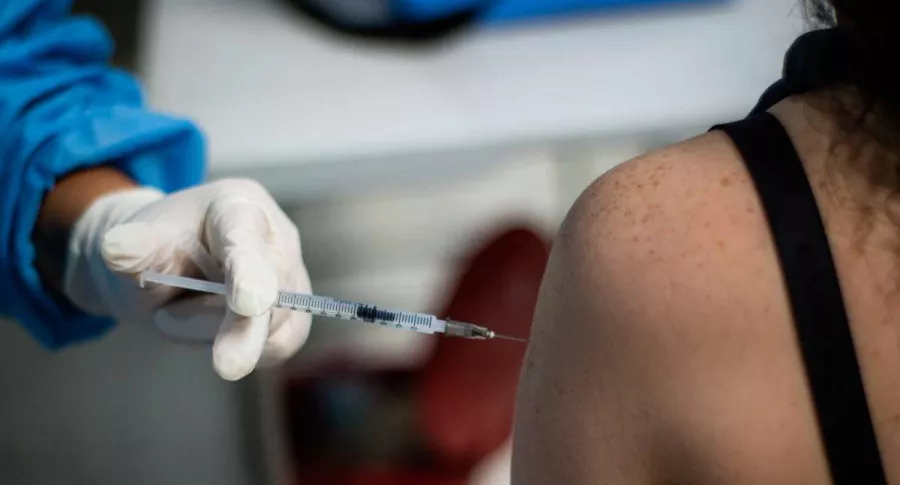 Foto de persona en vacunación de COVID-19, en nota del video de vacunación con jeringa vacía en Girón.