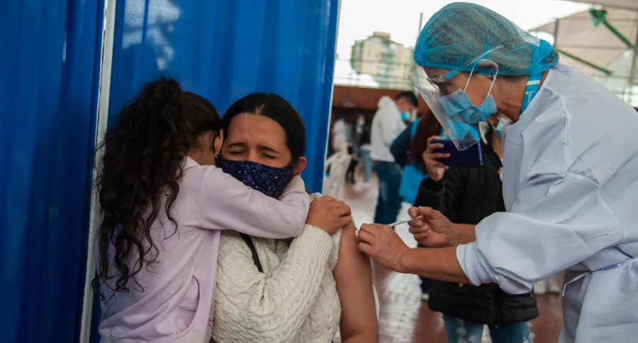 Foto de persona en vacuna contra el COVID-19, en nota de Coronavirus en Colombia: nuevos casos y muertes 4 septiembre 2021; noticias hoy.