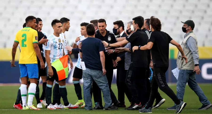 Clásico Brasil vs. Argentina es suspendido debido a que oficiales brasileños quieren detener a cuatro jugadores argentinos por violar protocolos sanitarios. 