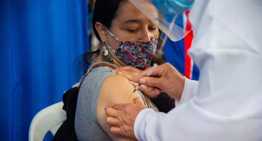 Foto de persona recibiendo dosis de vacuna contra COVID-19, en nota de Coronavirus en Colombia: nuevos casos y muertes 5 septiembre 2021; noticias hoy.
