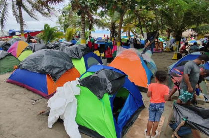 Migrantes duermen en las playas de Necoclí a la espera de seguir su camino hacia Panamá.