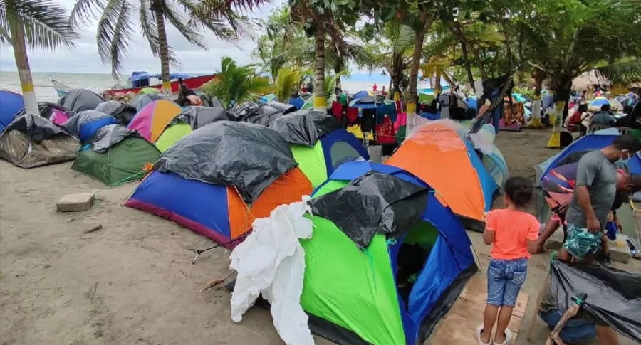 Migrantes duermen en las playas de Necoclí a la espera de seguir su camino hacia Panamá.