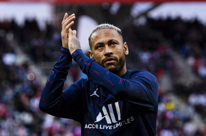 Neymar para nota de contrato con el PSG.