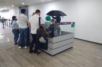 Imagen de aeropuerto de Barranquilla que ilustra nota; trabajadores de aeropuerto sacan paraguas para evitar goteras