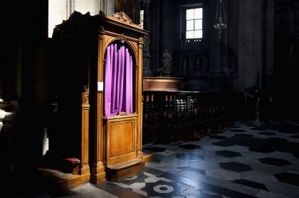 Confesionario en iglesia ilustra nota sobre pareja hallada en aparente acto obsceno