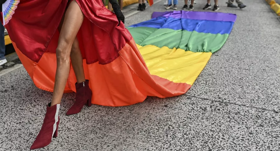 Imagen de desfile gay ilustra artículo Sacerdote enojado trata de "maricas" a miembros de comunidad LGBTI