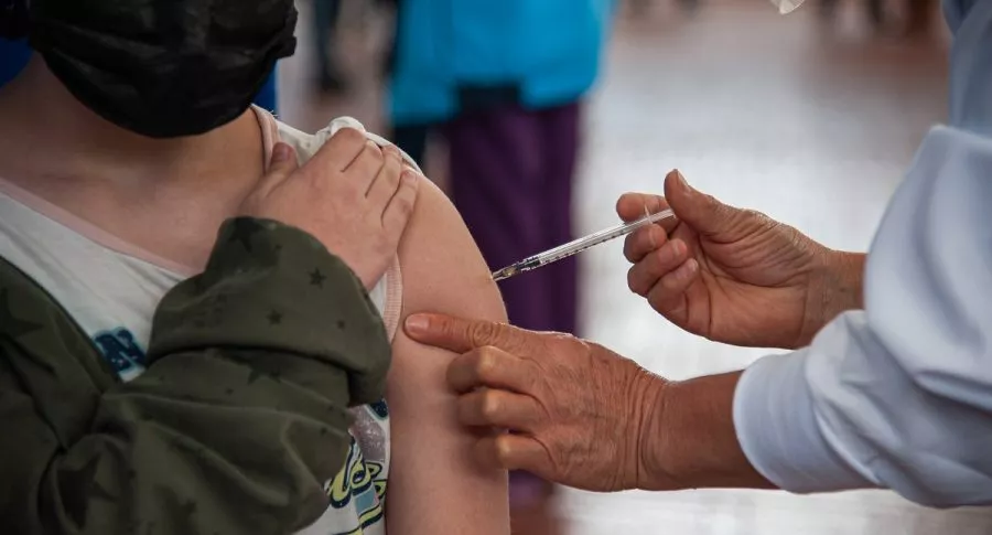Imagen de vacuna contra COVID-19 que ilustra nota; vacuna sería obligatoria: proyecto de ley