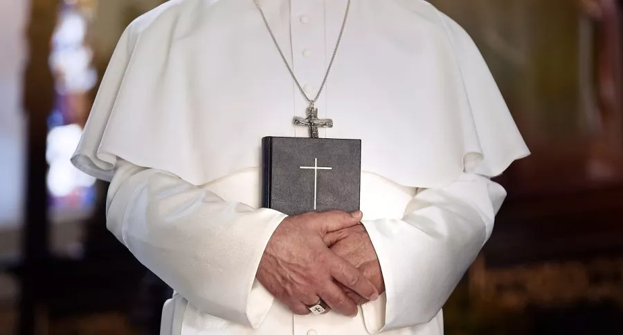 Imagen de un obispo, que ilustra nota; uno renuncia al enamorarse de escritora de satanismo