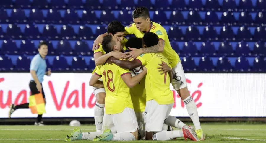 ASUNCION, PARAGUAY - SEPTEMBER 05: Juan Cuadrado of Colombia celebrates with teammates after scoring the first goal of his team via penalty during a match between Paraguay and Colombia as part of South American Qualifiers for Qatar 2022 at Estadio Defensores del Chaco on September 05, 2021 in Asuncion, Paraguay. (Photo by Christian Alvarenga/Getty Images)