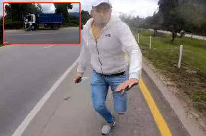 Momento en que el conductor de una volqueta intenta apuñalar a un motociclista cerca de Bogotá