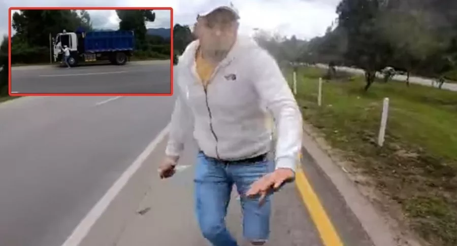 Momento en que el conductor de una volqueta intenta apuñalar a un motociclista cerca de Bogotá 