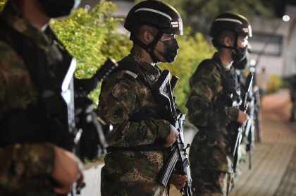 Soldados del ejército para nota de libreta militar.