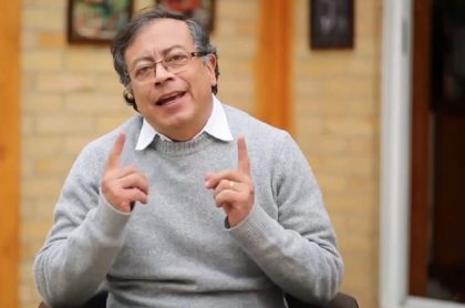 Elecciones 2022: encuesta da ganador a Gustavo Petro; lo supera voto en blanco