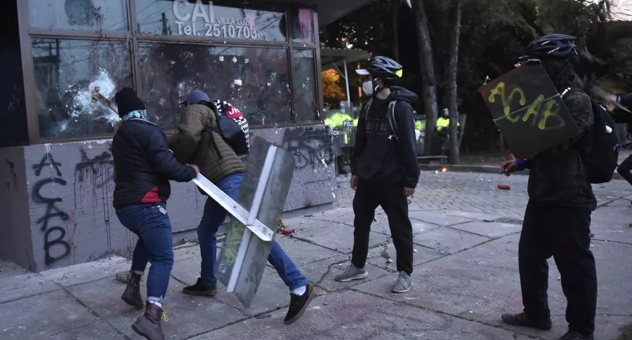 Ataque contra CAI e Bogotá ilustra nota sobre refuerzos de seguridad por alerta de disturbios en la capital y otras ciudades
