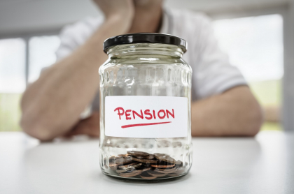 Persona preocupada por su pensión