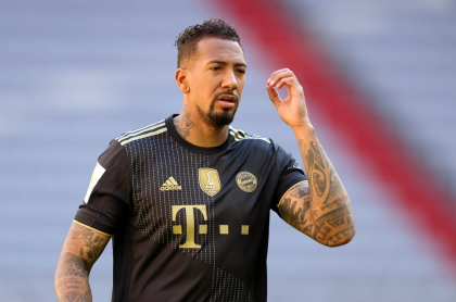 Jérome Boateng en partido con el Bayern Múnich, en nota sobre su condena y multa por violencia intrafamiliar