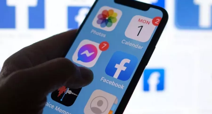 Imagen de celular con aplicaciones ilustra artículo Texas prohíbe a las redes sociales eliminar usuarios por razones políticas