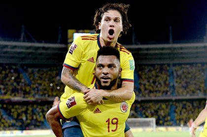 Miguel Ángel Borja y Juan Fernando Quintero en Colombia vs. Chile, a propósito de 'rating' de ese partido con el que Caracol metió golazo a RCN.