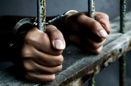 Imagen de hombre arrestado que ilustra nota; Estados Unidos: hombre que lleva 47 años en cárcel es inocente