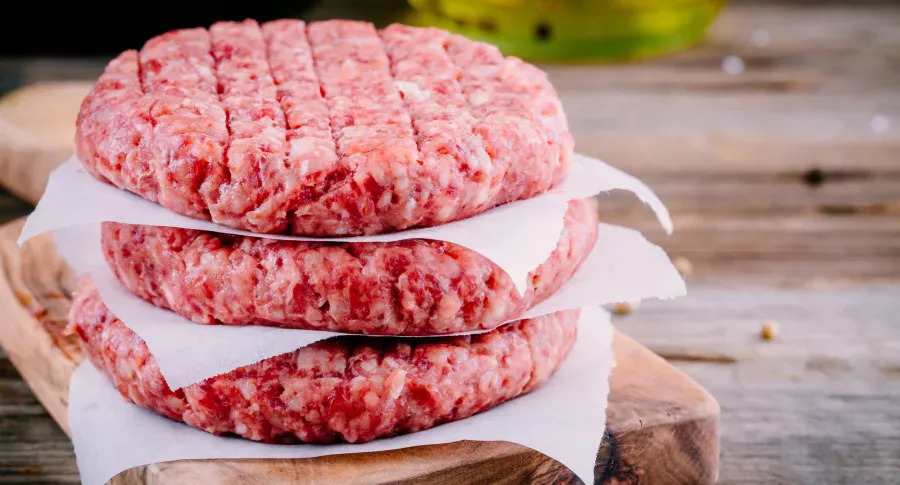 Carne de hamburguesa cruda que ilustra nota sobre cómo sazonar la carne