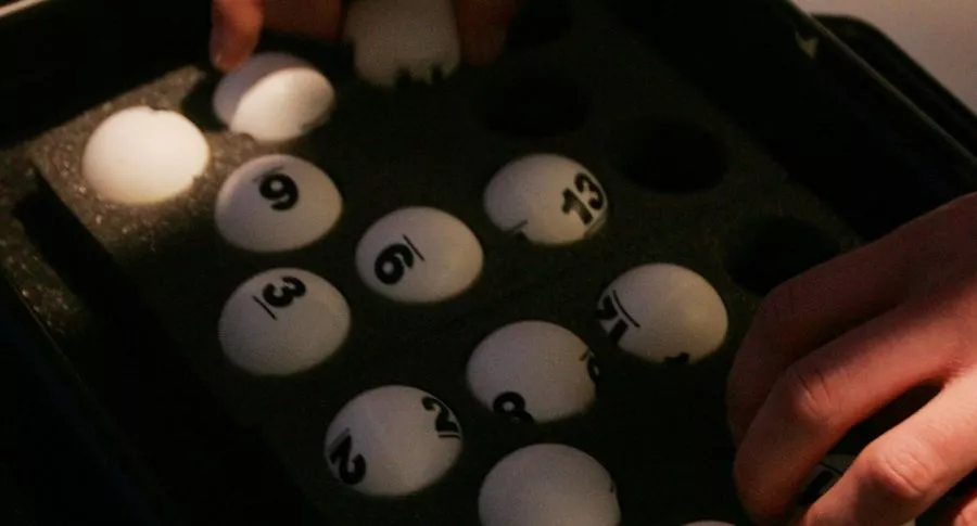 Bolas de diferentes números en una caja, ilustran qué lotería jugó anoche y resultados de las loterías de Medellín, Santander y Risaralda septiembre 10.
