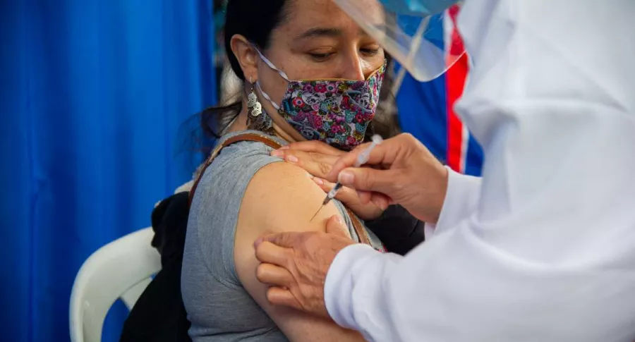 Foto de persona en vacunación contra el COVID-19, en nota de Coronavirus en Colombia: noticias hoy septiembre 11, nuevos casos y muertes.