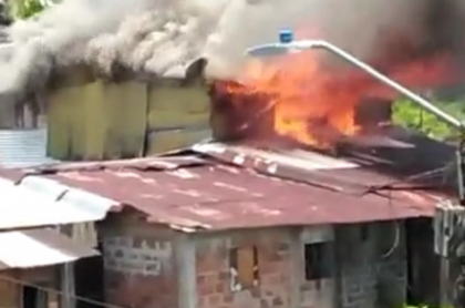 Imágenes del incendio consumiendo la vivienda afectada.