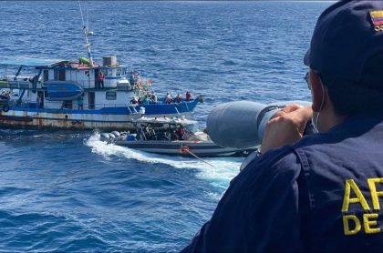 Momento cuando la Armada Nacional rescata a la ambientalista Sandra Bessudo y a ambientalistas a la deriva en Malpelo 