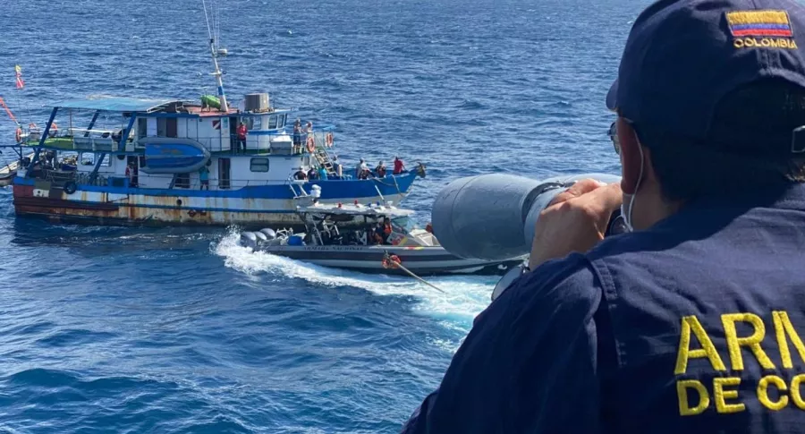 Momento cuando la Armada Nacional rescata a la ambientalista Sandra Bessudo y a ambientalistas a la deriva en Malpelo 
