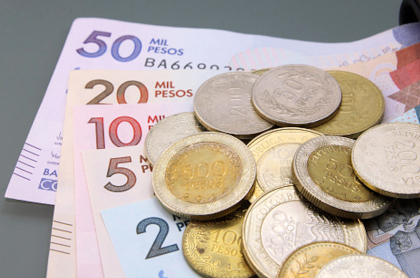 Imagen de billetes y monedas colombianas ilustra artículo Intervienen pirámide que captó ilegalmente casi $12.000 millones
