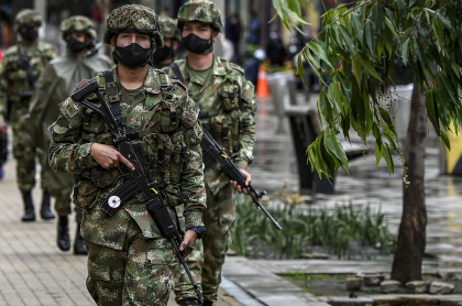 Imagen de militares colombianos ilustra artículo Colombia envía más militares a frontera con Venezuela