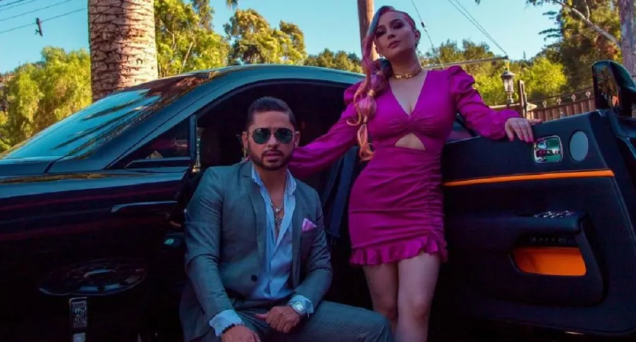 Larry Hernández, cantante mexicano que posa junto a su esposa, habla de secuelas que le dejó el COVID-19
