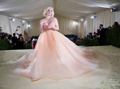 Billie Eilish fue una de las más admiradas de la gala de este lunes. Su enorme vestido con matices melocotón ocupó varios metros a su alrededor. La prenda, de Oscar de la Renta, recuerda mucho a Marilyn Monroe y Grace Kelly / Getty Images.