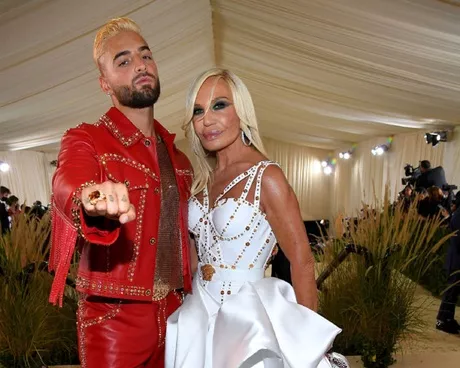 Maluma posó con Donatella Versace en un traje rojo que hizo honor a la moda vaquera. El colombiano se lució en la alfombra del Met Gala / Getty Images.