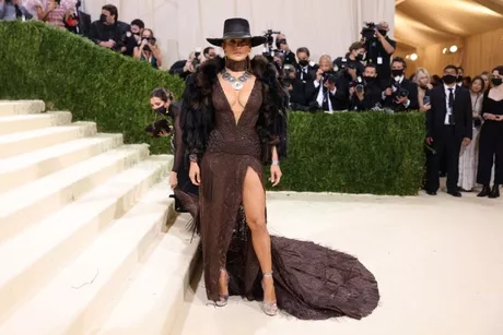 
Jennifer Lopez, una bomba en la gala. Con un vestido de Ralph Lauren con una sugerente abertura y un escote profundo dejó ver un estilo vaquero  / Getty Images. 