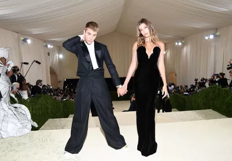 Justin Bieber posó junto a su esposa Hailey Bieber. Ambos eligieron el negro como color base para su paso por el Met Gala. Muy sobrios los dos / Getty Images.