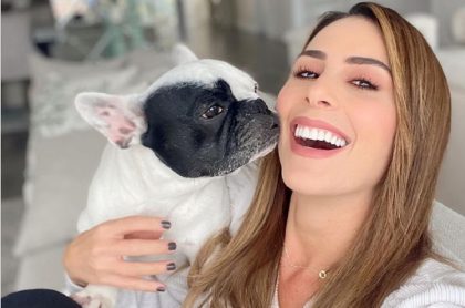 Selfi de Carolina Soto con su perra Praga, qie vale varios millones