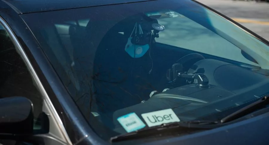 Vehículo Uber para nota de conductor y policía que abatió a dos asaltantes