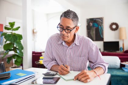 Hombre haciendo cuentas ilustra nota sobre cómo consultar las semanas cotizadas en Colpensiones
