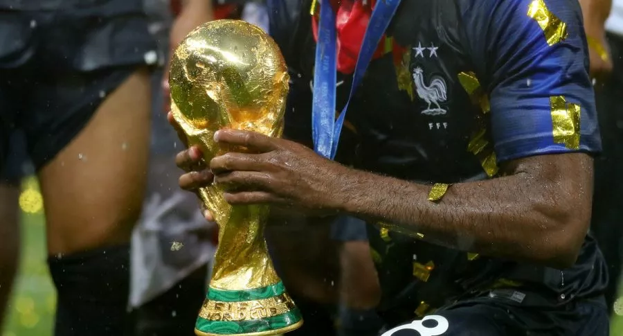 Imagen del trofeo del Mundial que ilustra nota; FIFA dice que mayoría de hinchas sí quieren Mundial cada 2 años