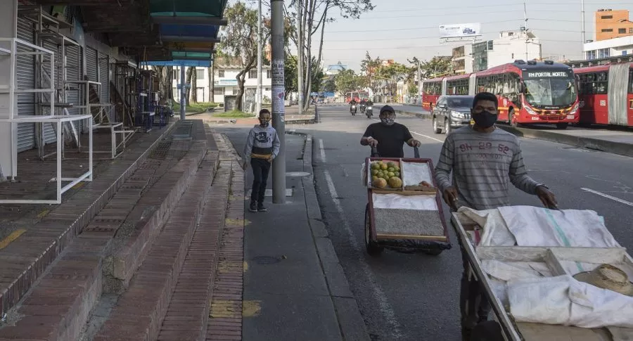 Imagen de calle de Bogotá que ilustra nota; Alcaldía dice que ciudadanos ya no usan bien tapabocas