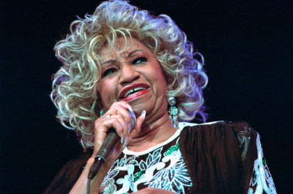 Foto de Celia Cruz, en nota de muñeca que hizo Barbie en su honor.