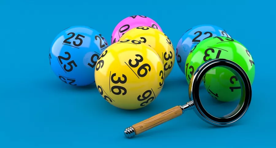 Balotas con lupa y en fondo azul ilustran qué lotería jugó anoche y resultados de las lotería de Bogotá y Quindío.