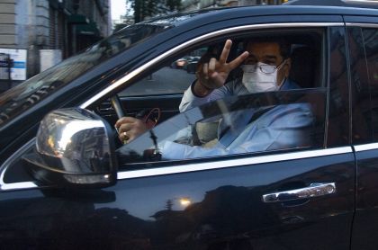 Nicolás maduro, al volante de un carro en Ciudad de México