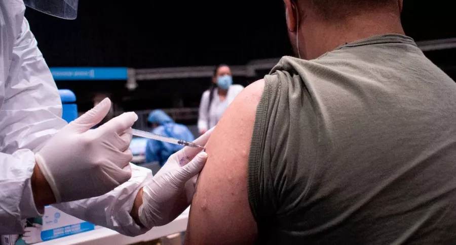 Foto de persona en vacuna contra COVID-19 en Colombia, en nota de Coronavirus en Colombia: nuevos casos muertes 19 septiembre 2021; noticias hoy.