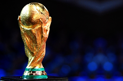 Fifa cita a cumbre para tema de Mundial de fútbol cada 2 años. Imagen del trofeo de la Copa del Mundo.