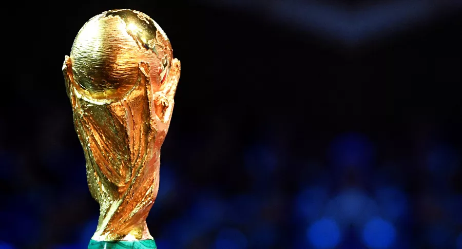 Fifa cita a cumbre para tema de Mundial de fútbol cada 2 años. Imagen del trofeo de la Copa del Mundo.
