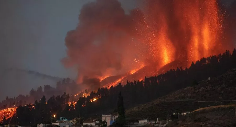 Video de la erupción del volcán Cumbre Vieja, ubicado en el archipiélago de Canarias (España); destruyó cientos de casas. 